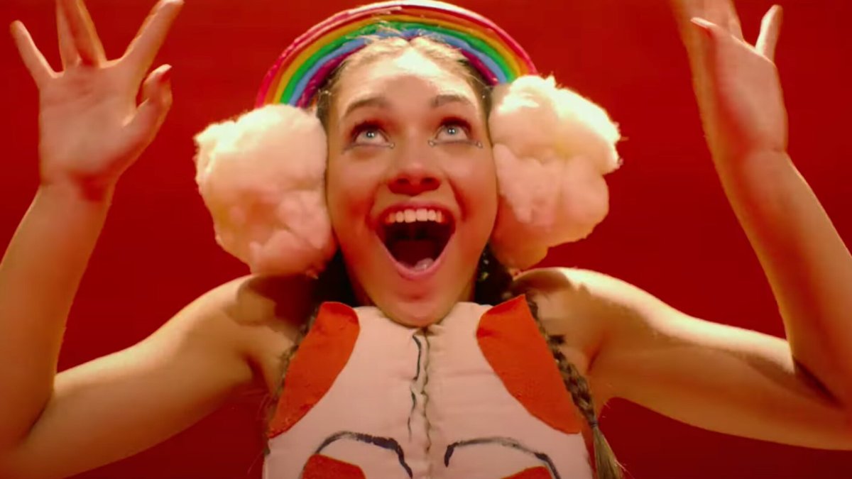 Maddie Ziegler interpeta a Music Gamble, una chiquilla que sufre de autismo en su estado más crítico.