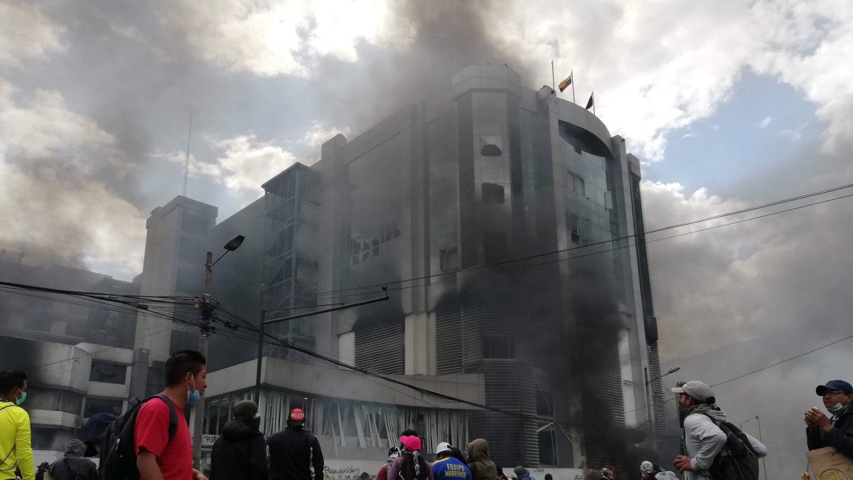 Violencia. El edificio de la Contraloría, en Quito, fue incendiado en el contexto de las protestas de octubre de 2019.