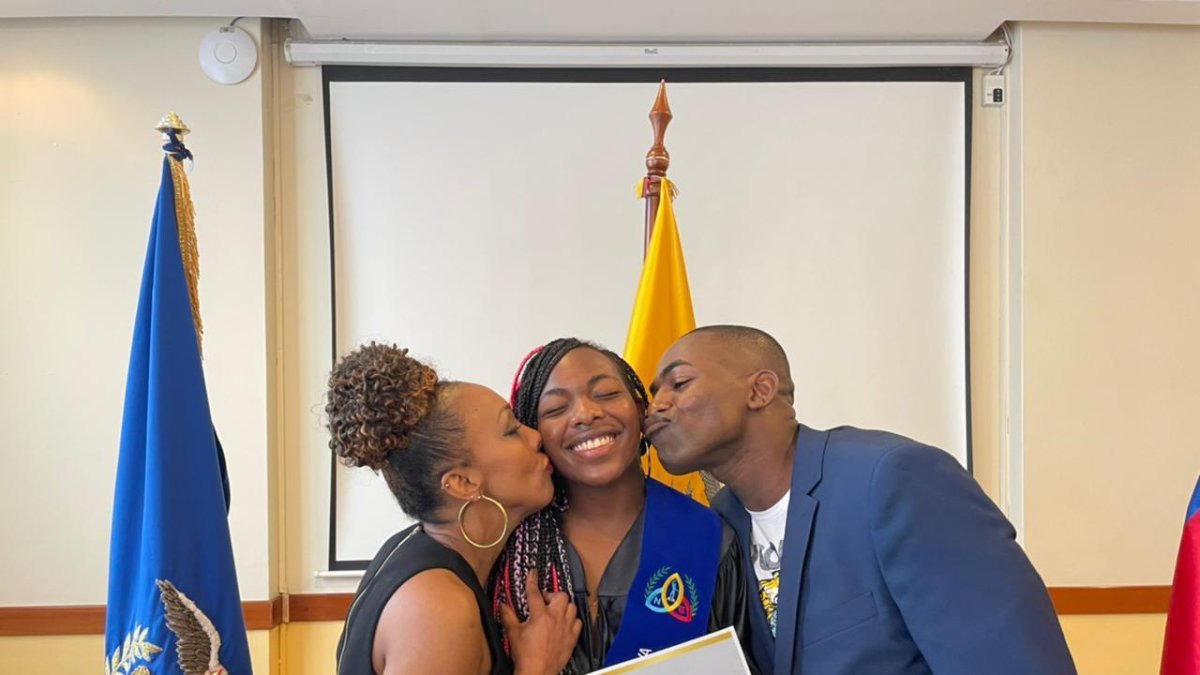 Mell Reasco fue felicitada por sus padres, Germania González y Néicer Reasco, tras culminar sus estudios.