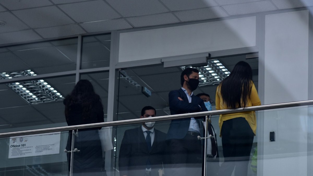 Diligencia. Miembros de la Fiscalía y la Policía durante los allanamientos.