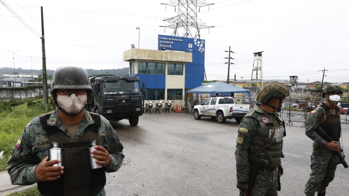 Seguridad. Los militares custodiaron los exteriores de las cárceles.