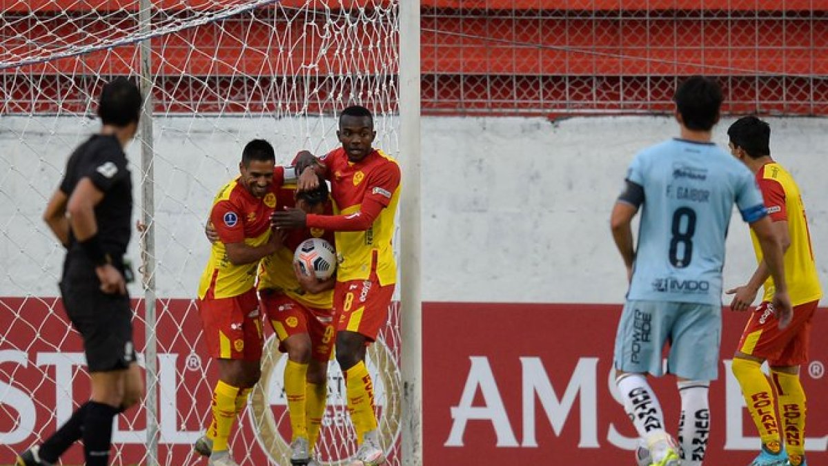 Francisco Fydriszewski, delantero de Aucas, celebra uno de sus dos tantos conseguidos ante los ciudadanos.