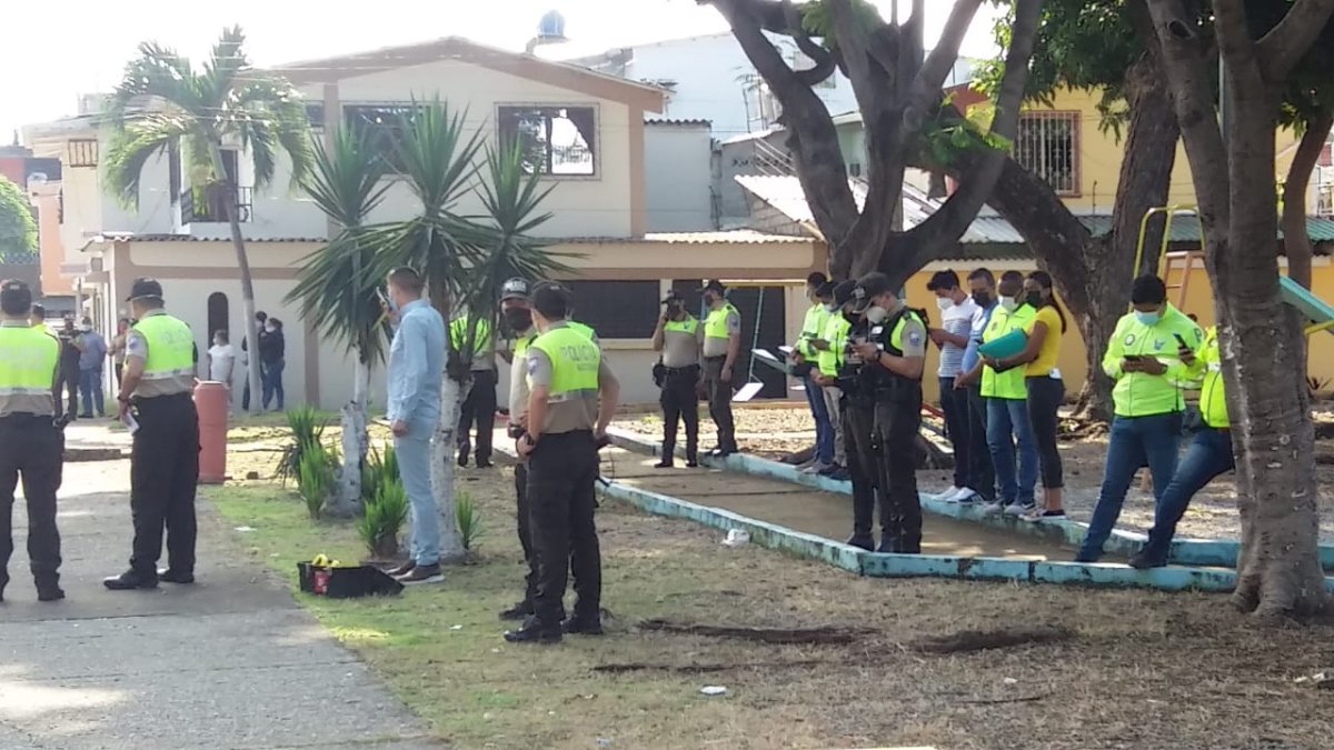 Al sitio acudieron unidades especializadas de la Policía como Criminalística y de la Dirección Nacional de Delitos Contra la Vida y Muertes Violentas (Dinased).