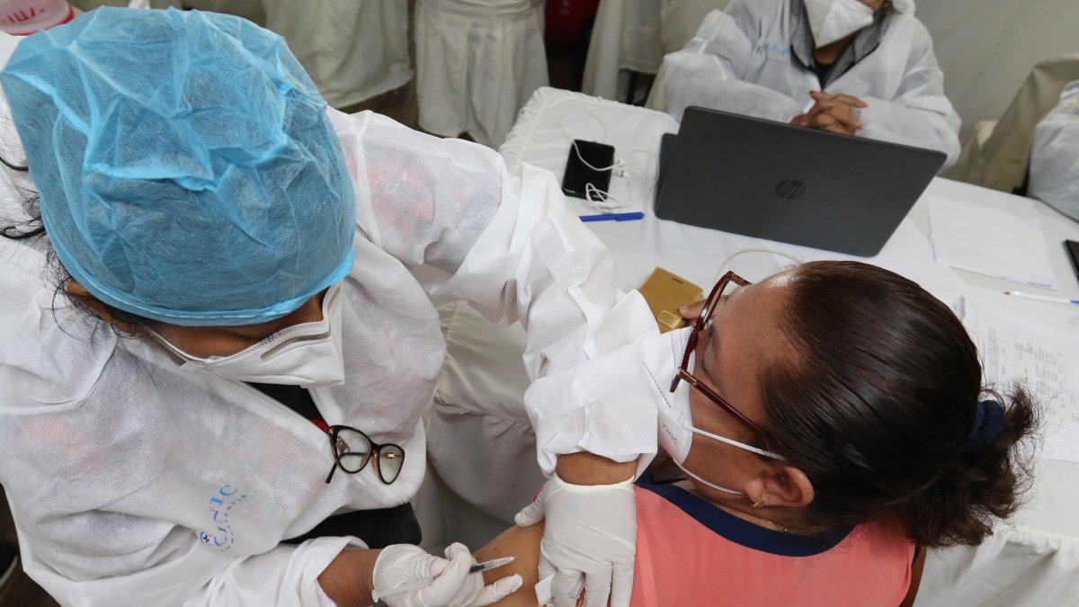 Jornada. Médicos y enfermeras privados se vacunan en las instalaciones de la Universidad Espíritu Santo.