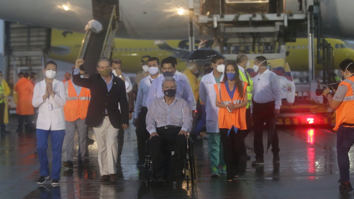 El presidente Lenín Moreno y el exministro Juan Carlos Zevallos recibieron el primer lote de vacunas de Pfizer que llegaron el 20 de enero a Ecuador.
Agencia (ag-extra)