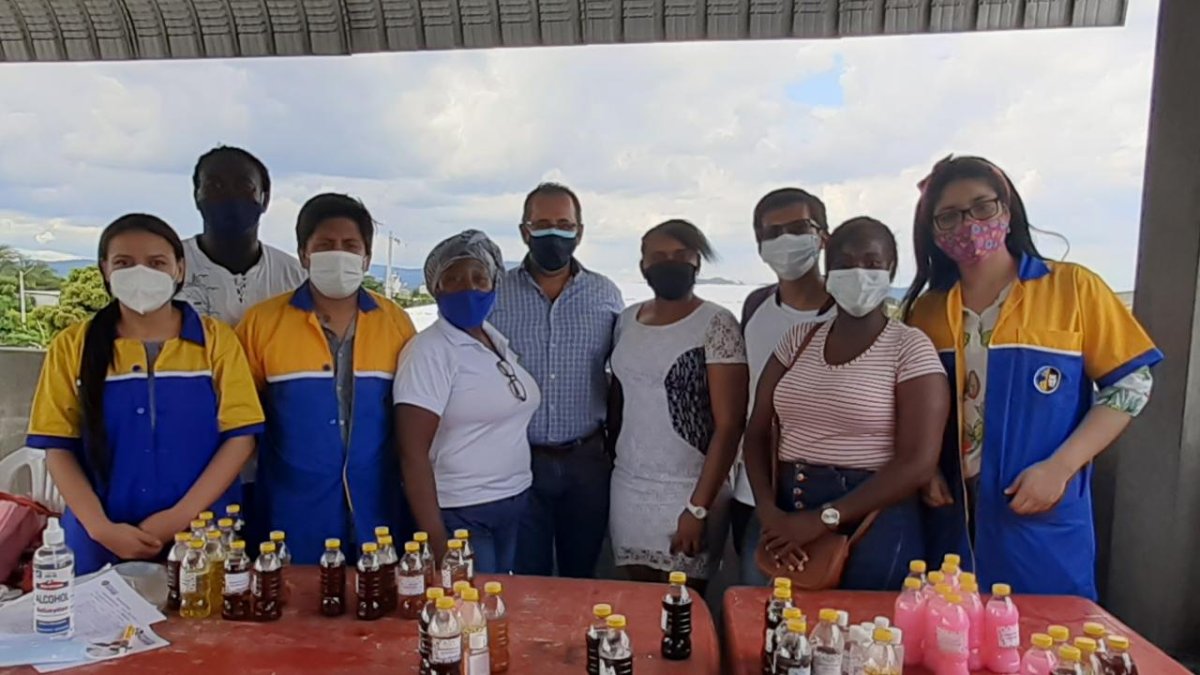 Las amas de casa aprenden a elaborar detergente, suavizantes, cloro para la ropa, creolina, gel antibacterial, entre otros productos de limpieza.