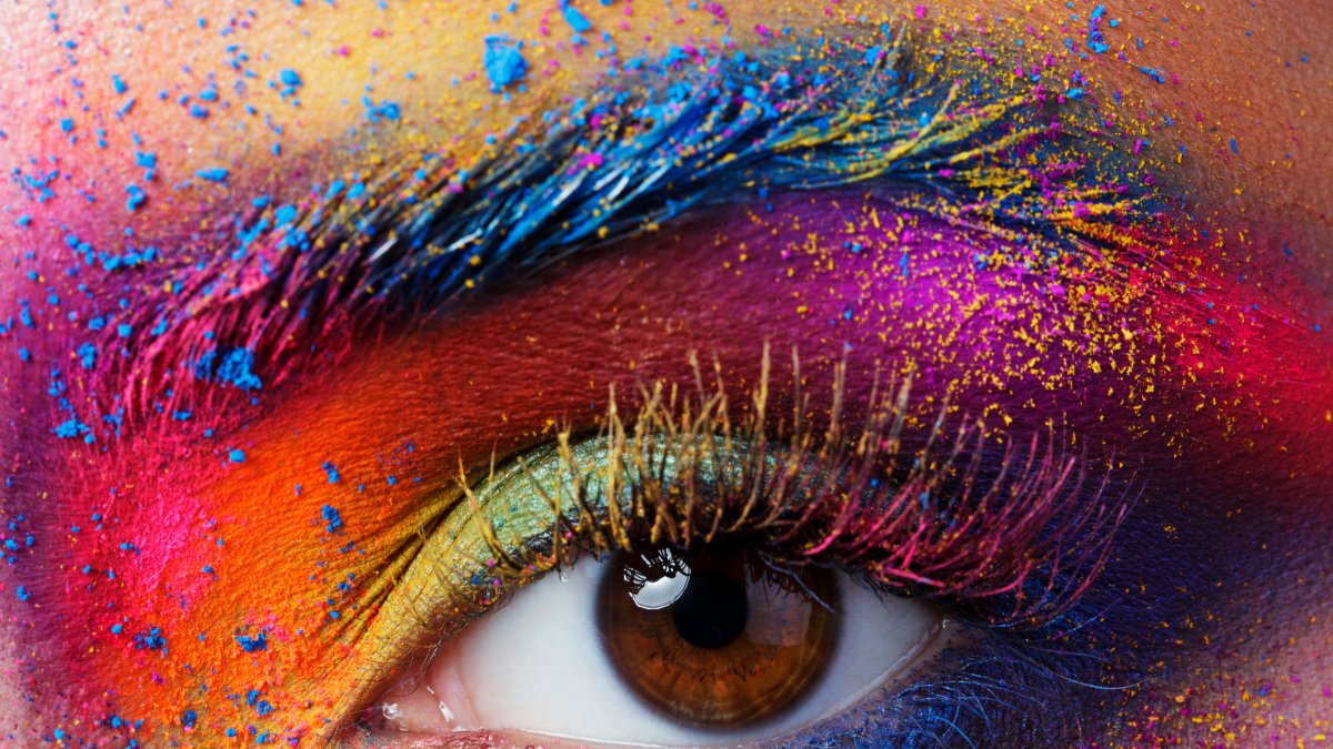 Las extensiones de pestañas de colores están en tendencia.