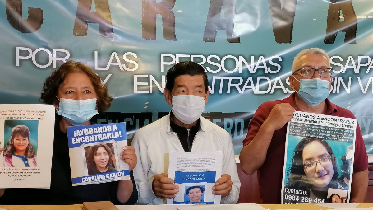 Lidia Rueda (i) presidenta de Asfadec, Telmo Pacheco (c) miembro de la misma asociación y Fernando Montenegro (d), los tres familiares de desaparecidos en Ecuador, ofrecen una rueda de prensa, hoy en Quito.