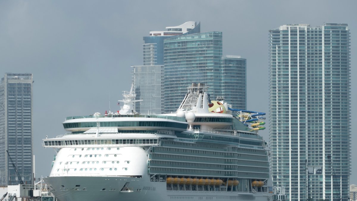 Al cumplirse el primer año de la prohibición de navegar desde puertos de EE.UU., la industria de los cruceros siente la premura de recuperar cuanto antes las millonarias pérdidas y la confianza de los viajeros y deposita sus esperanzas en la masificación de la vacunación contra la covid-19.