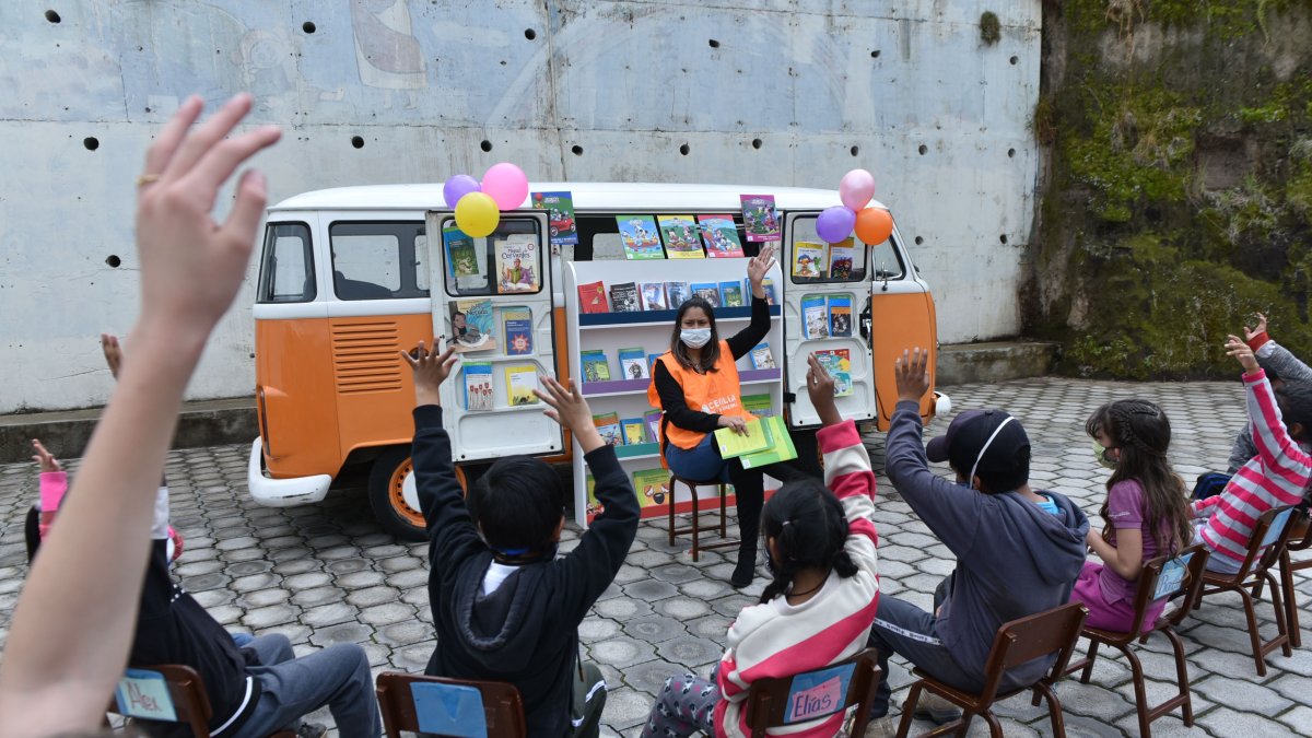 La biblioteca recorre entre dos a tres barrios a la semana. Atucucho y La Lucha de Los Pobres ya recibieron la visita de 'la combi' con obras.