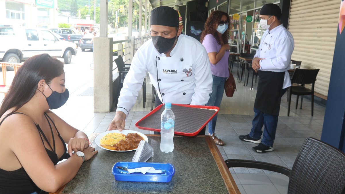 Menú. La carta del restaurante, por el momento, es de siete platillos. Entre ellos figura el seco de chivo, caldo de salchicha y encebollado.