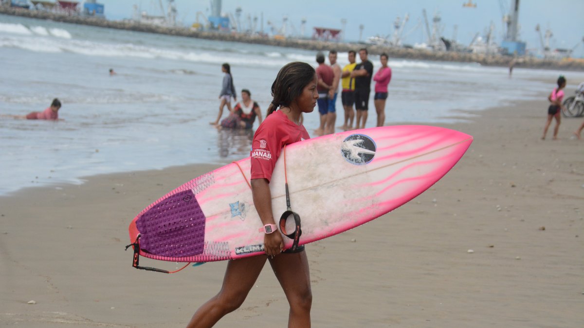 Génesis Borja, surfista ecuatoriana, quiere llegar a los Olímpicos de Tokio.