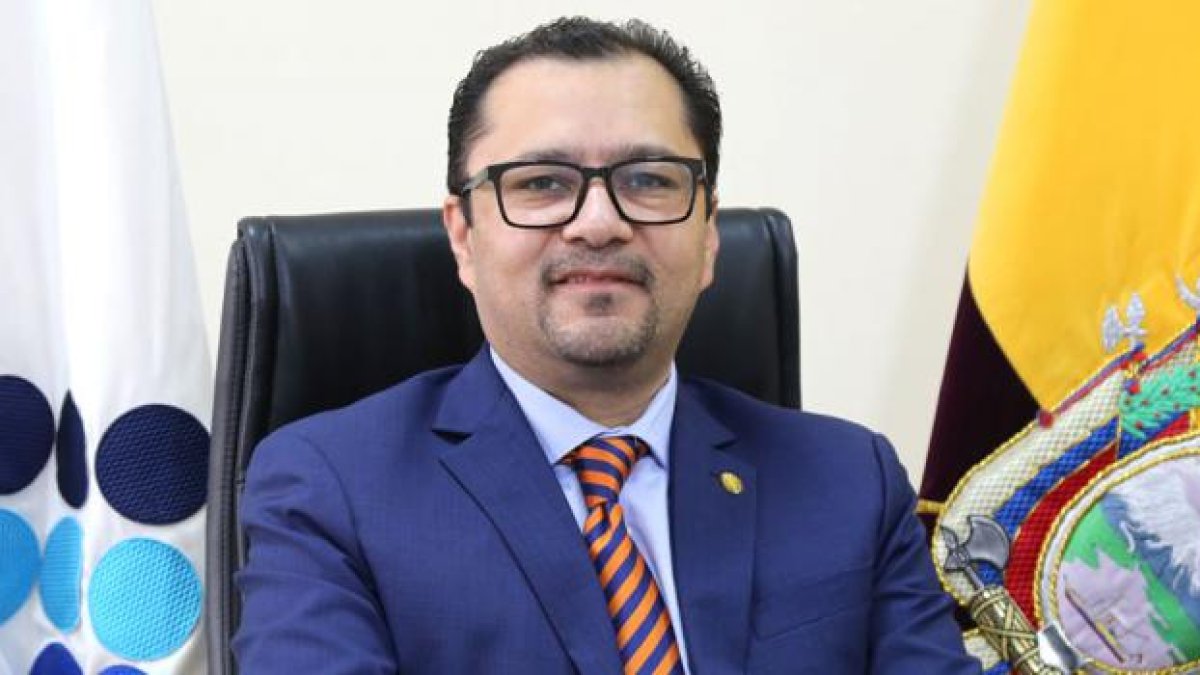 Desde julio de 2020, es el Director Ejecutivo de la Agencia Nacional de Regulación,
Control y Vigilancia Sanitaria.