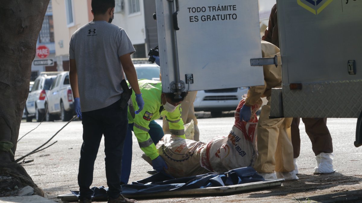 Crimen. Envuelto en dos fundas de plástico fue hallado, a las 07:10 de ayer,  el cuerpo de Johnny Aguilar. La Policía recogió indicios en el lugar