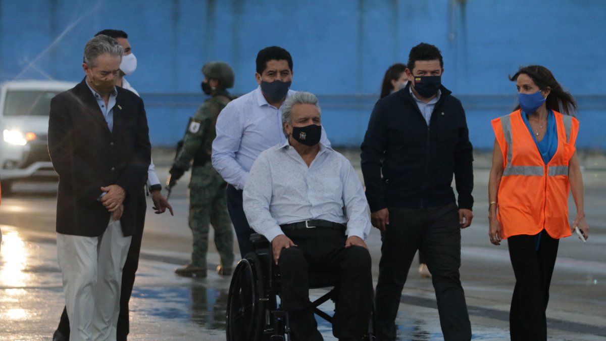 El presidente Moreno y parte de su círculo cercano de Gabinete a la llegada de las primeras vacunas.