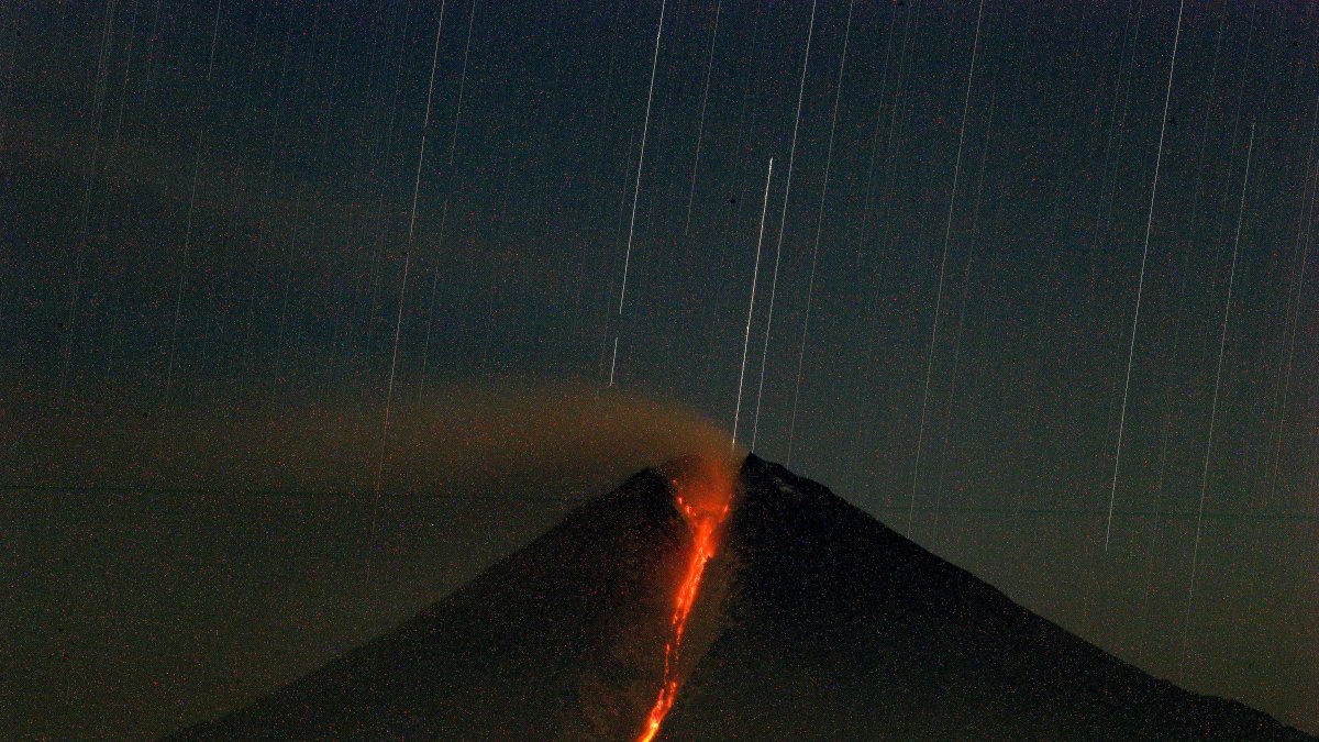 Fotografía de archivo fechada el 13 de junio de 2020 que muestra al volcán Sangay con una constante emisión de ceniza.
