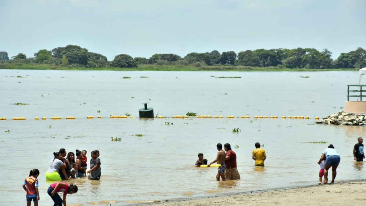 La nueva playa en Samborondón esta ubicada al pie del río Babahoyo.