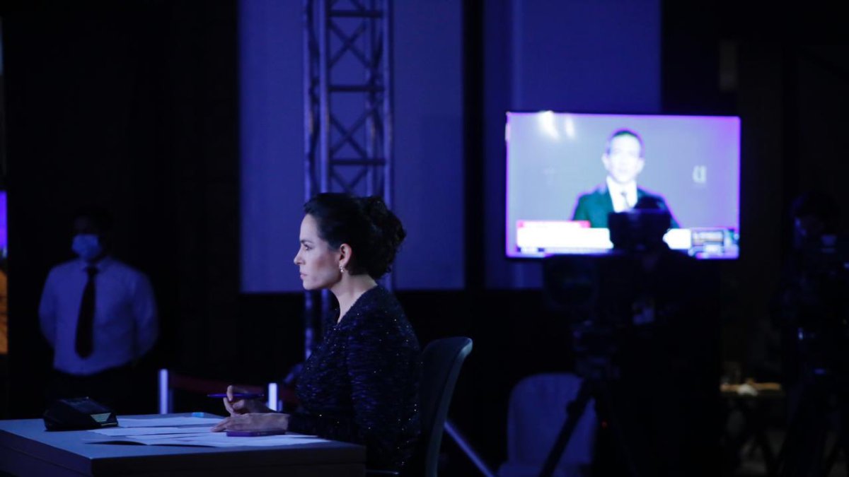 Andrea Bernal fue la moderadora del debate de primera vuelta organizado por la Cámara de Comercio y la UESS.