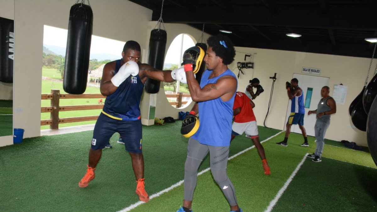 Tricolor. Ítalo Perea (i) y Julio César Castillo en uno de las prácticas en Portoviejo.