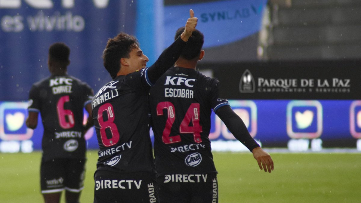 Los jugadores de Independiente del Valle celebran el primer gol en su casa.