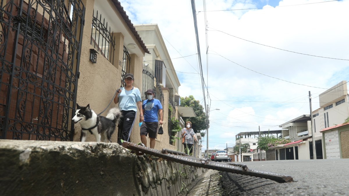 Los vecinos de Urdesa central deben caminar por veredas estrechas con el peligro de caer a los huecos que hay en la calzada.