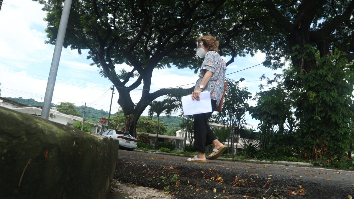 La persona de  la tercera edad camina a diario por varias calles de Urdesa Central que están regeneradas.