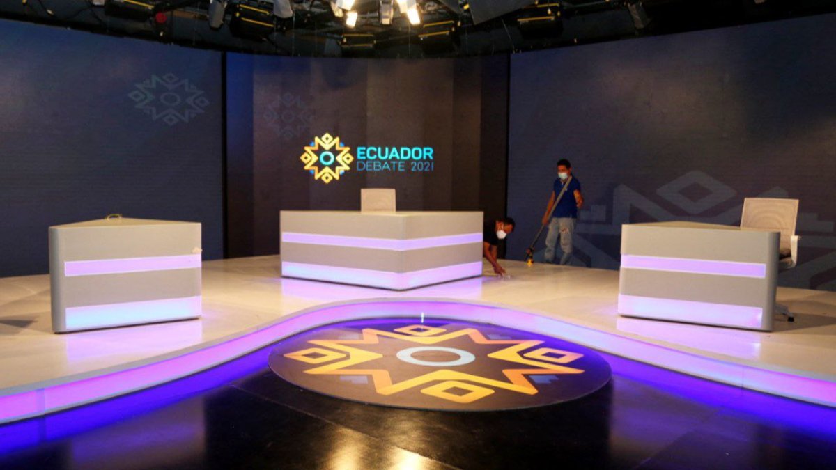 El escenario para el debate presidencial, organizado por el Consejo Nacional Electoral (CNE), poco antes del inicio del  evento.