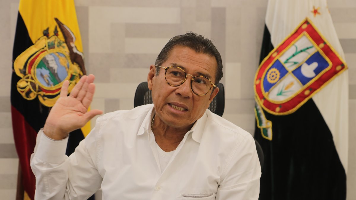 Es el alcalde del cantón Milagro por tercera ocasión. Entre 2005 y 2014 ejerció las dos primeras administraciones, que fueron consecutivas.