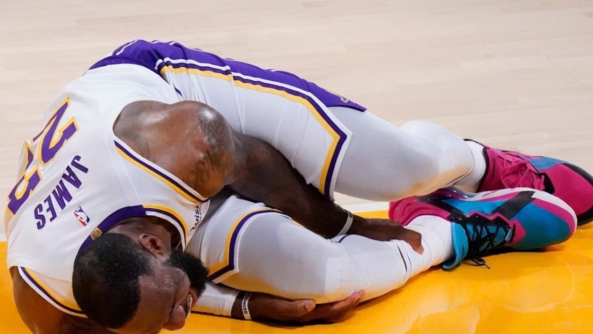 Lesión. A James le cayó en el tobillo Solomon Hill con sus 103 kilos y 2 metros de altura.