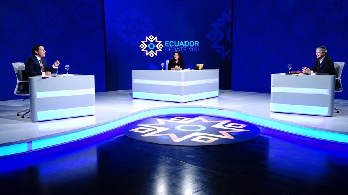 Los dos aspirantes presidenciales respondieron a cinco ejes temáticos presentados por la moderador Claudia Arteaga.