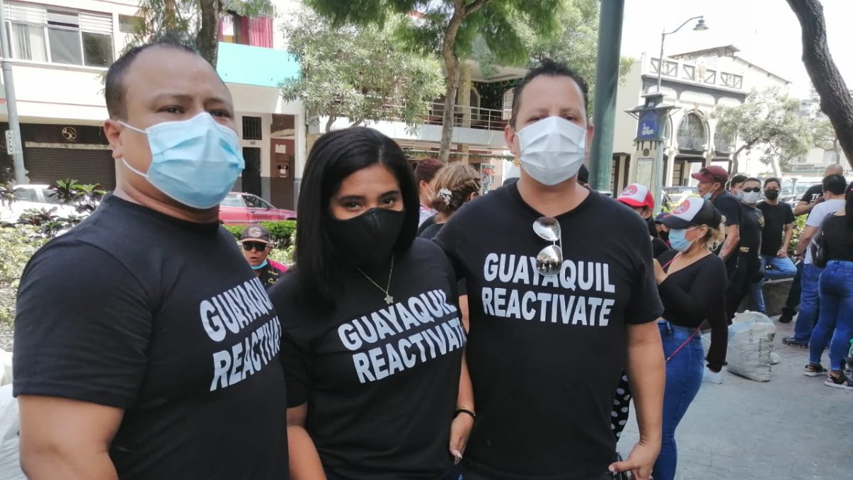 Los protestantes portan carteles, bocinas y camisetas de color negro con leyendas como