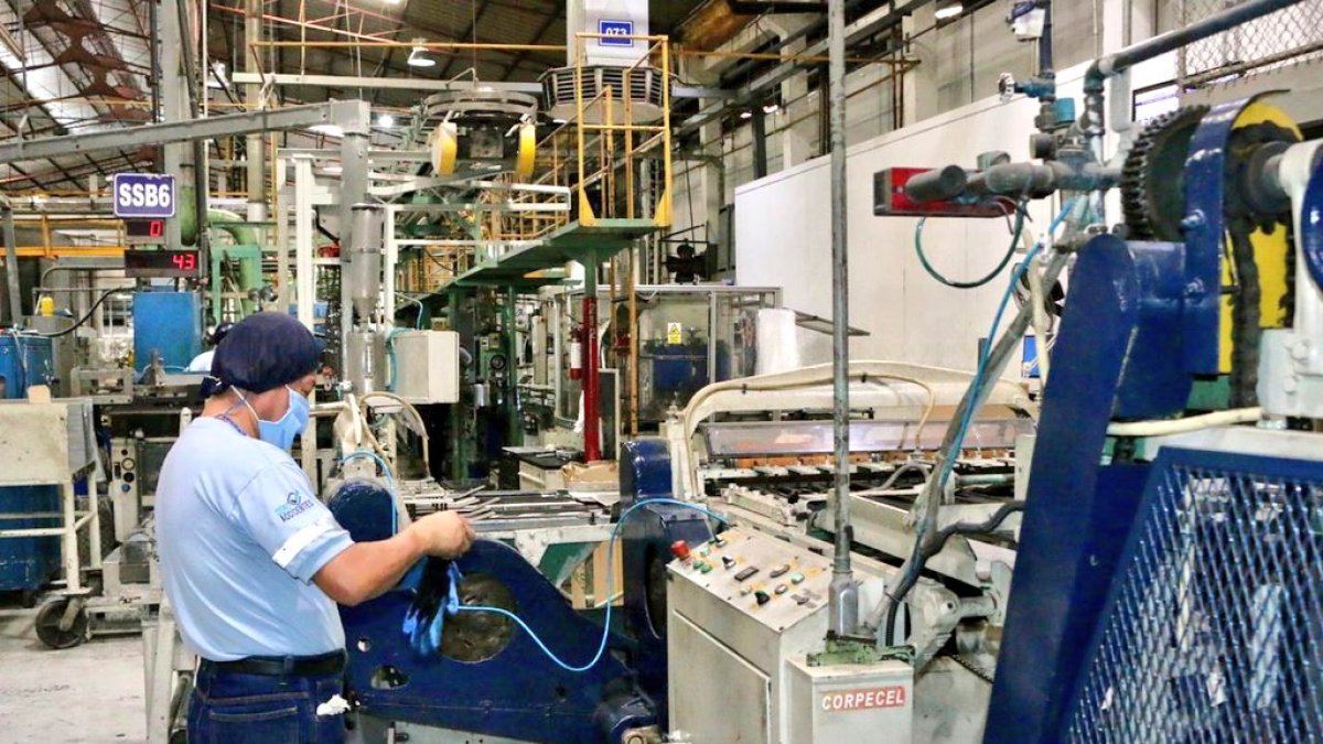 Fadesa produce empaques de lata para las principales empresas.