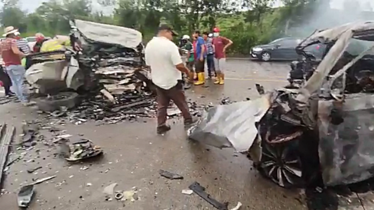 Este es estado en que quedó el vehículo que se incendió tras el choque.