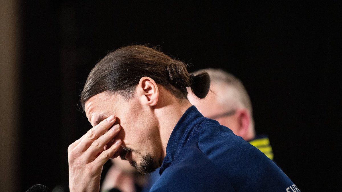 Zlatan Ibrahimovic, delantero sueco, llora en su vuelta al combinado sueco.