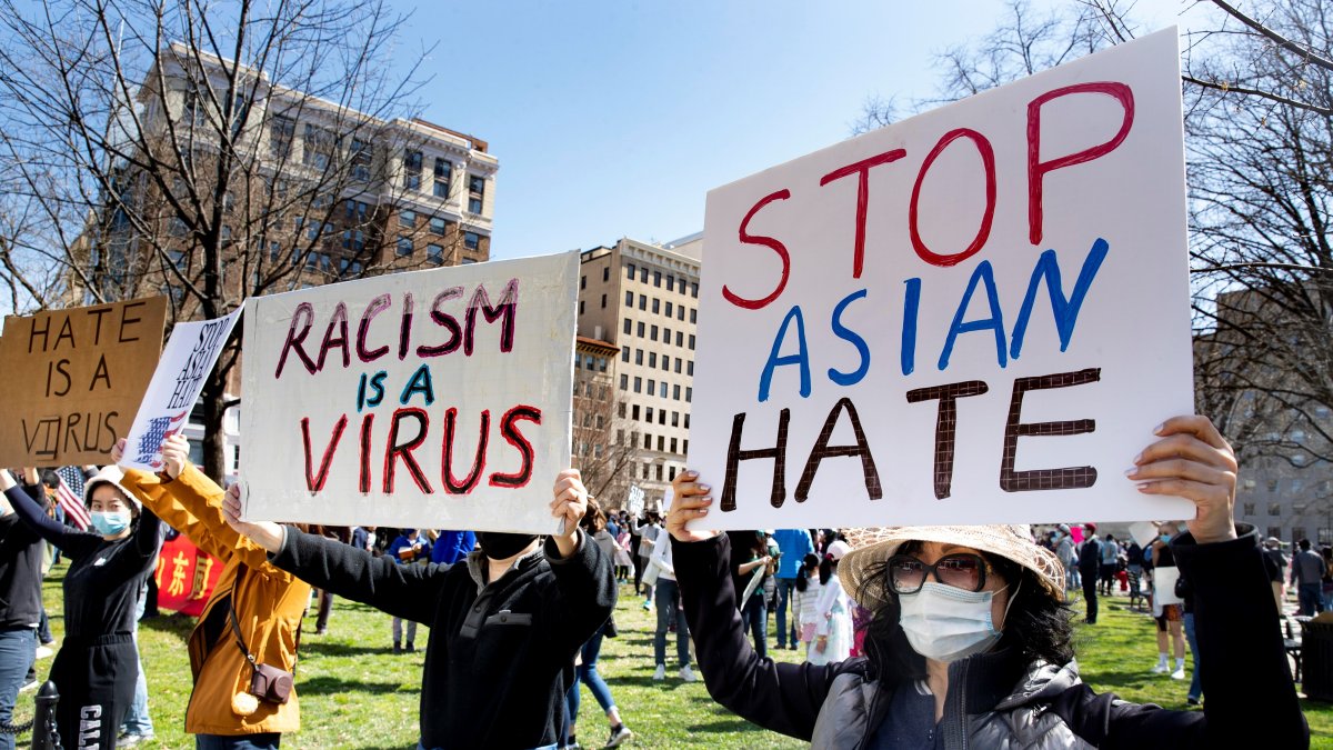 Cientos de personas se reúnen en una manifestación para expresar su rechazo al odio contra los asiáticos, el 21 de marzo de 2021.