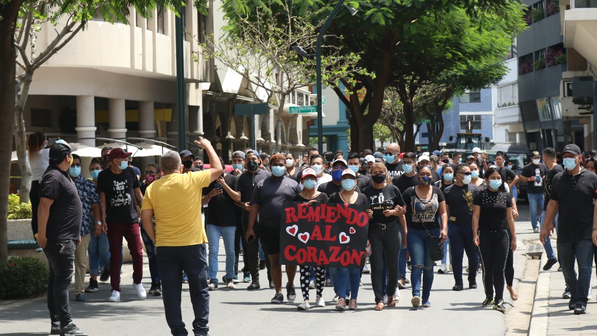 Marcha. Decenas de trabajadores de los centros de diversión nocturna de Guayaquil salieron a las calles para solicitarle al Cabildo que extienda la venta de bebidas alcohólicas.
