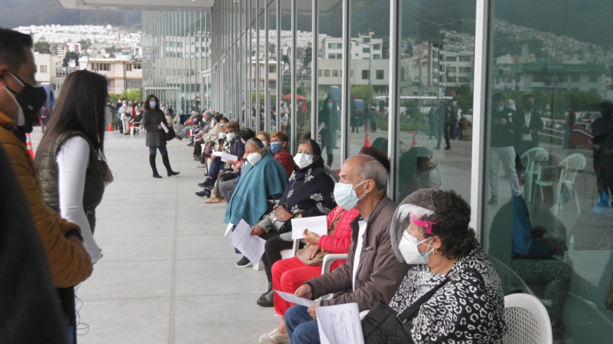 Los adultos mayores fueron al Bicentenario e hicieron largas filas.