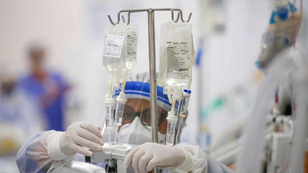 Una enfermera trabaja el 21 de marzo de 2021 en la Unidad de Cuidados Intensivos (UCI) del hospital de Clínicas, en Porto Alegre (Brasil).