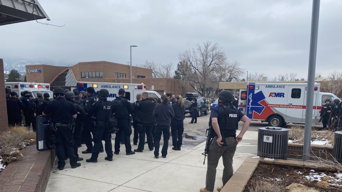 Imágenes de televisión también han mostrado un fuerte despliegue policial, así como la llegada de múltiples ambulancias y algunos helicópteros.