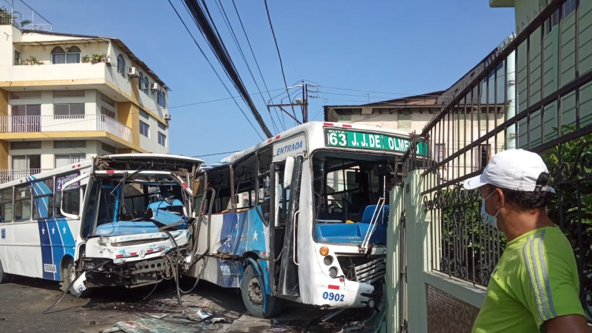 Dos unidades de transporte chocaron esta mañana, en Guayaquil.