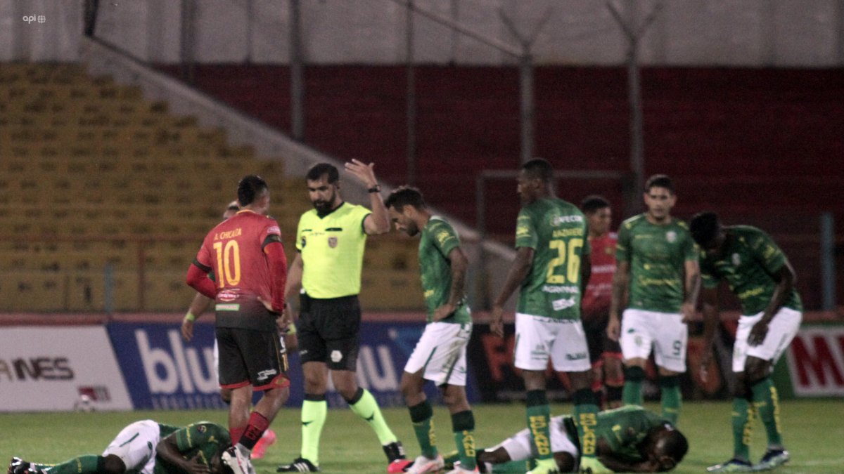 Gabriel Achilier chocó contra su compañero Miguel Segura y no pudo continuar en el partido del 22 de marzo