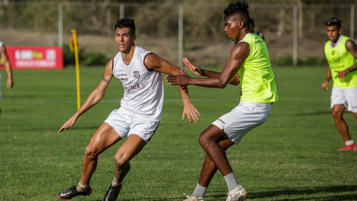 Michael Hoyos (i), volante de Barcelona, ya está en condiciones debutar en el torneo nacional.