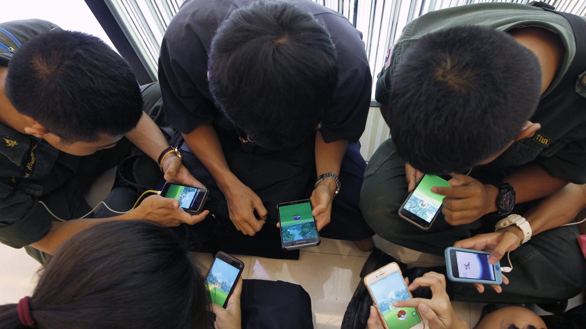 Estudiantes tailandeses juegan al videojuego 