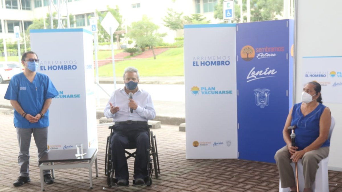 El presidente Lenín Moreno junto al ministro de Salud, Mauro Falconí, en Guayaquil.