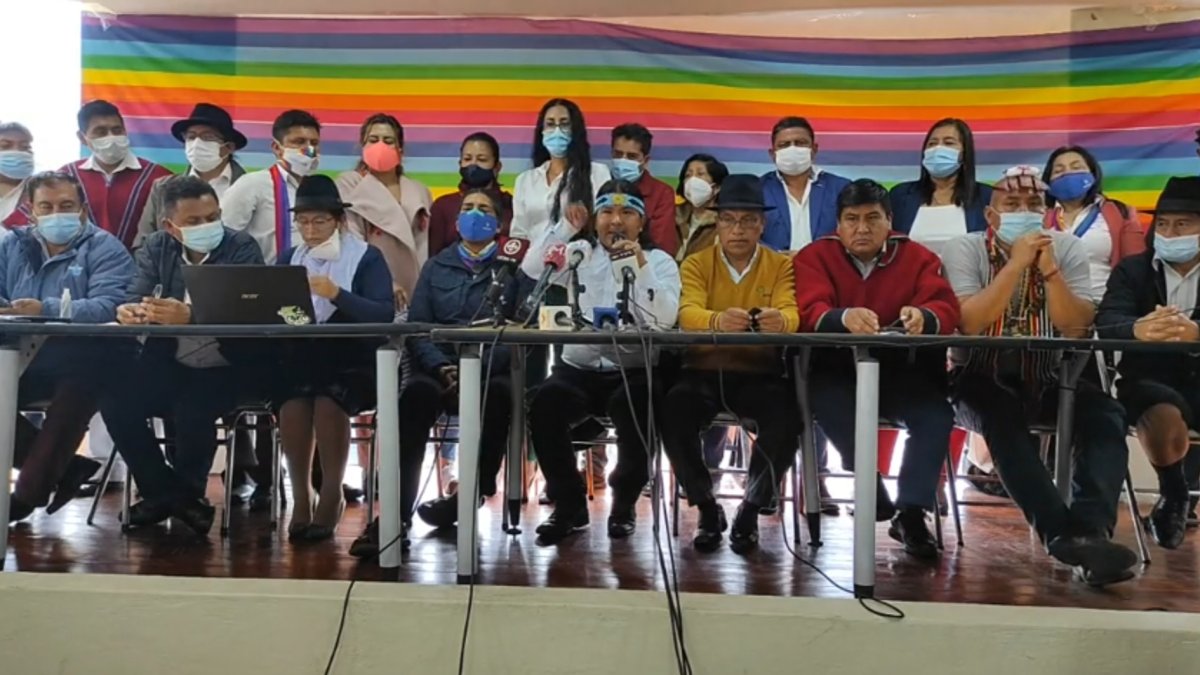 El coordinador Marlon Santi y el excandidato Yaku Pérez participaron de la rueda de prensa en la sede del movimiento en Quito.