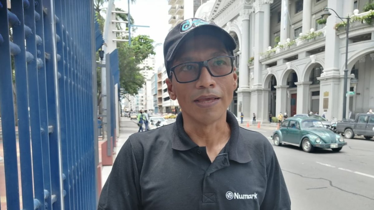 Participación. Villacís acompañó a diferentes trabajadores de los centros de diversión nocturna de Guayaquil a la marcha del lunes 22 de marzo.