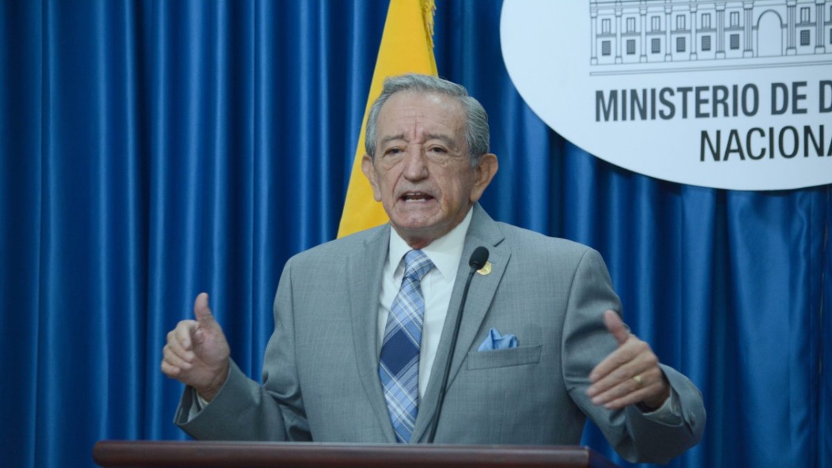 El ministro de Defensa, Oswaldo Jarrín, detalló las supuestas falencias que tendría el armamento donado por China.