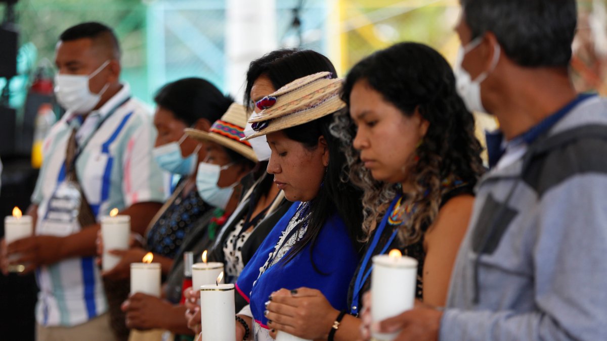 Víctimas de las Farc encienden velas durante el acto de reconocimiento de responsabilidad por parte de los ex comandantes de las Farc.