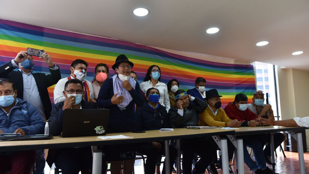 El coordinador de Pachakutik, Marlon Santi, encabezó la rueda de prensa de ayer.