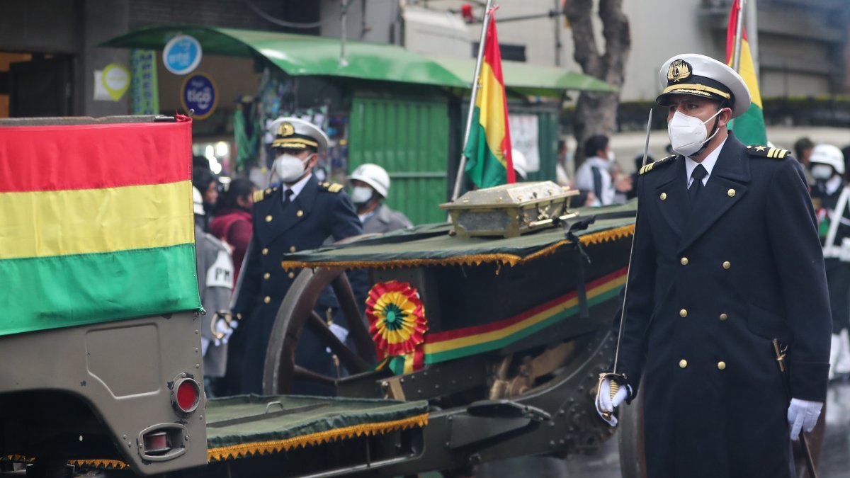 Una escolta de la Armada traslada la urna con los restos del héroe del Topáter, Eduardo Abaroa, en la plaza que lleva el nombre del prócer en el barrio residencial de Sopocachi de la ciudad de La Paz, en el inicio de los actos del Día del Mar, cuando Bolivia conmemora 142 años de la pérdida de su litoral.